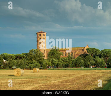 St. Apollinare in Classe, Basilika mit dem runden Turm, Ravenna, Italien. Stockfoto
