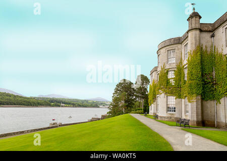 Das imposante Landhaus von Plas Newydd liegt am Ufer der Menai Straits, Anglesey, Wales, Großbritannien Stockfoto