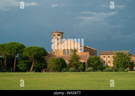 St. Apollinare in Classe, Basilika mit dem runden Turm, Ravenna, Italien. Stockfoto
