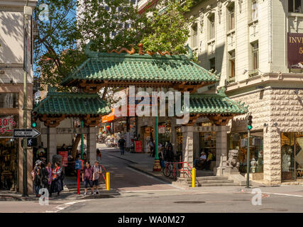 04/26/2019 - San Francisco, Clifornia, USA. Der Dragon Gate in China Town. Stockfoto