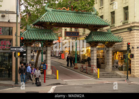 04/26/2019 - San Francisco, Clifornia, USA. Der Dragon Gate in China Town. Stockfoto