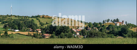 Sentiero degli Dei (Pfad der Götter). Dorf und Wind Turbine auf dem Weg der Götter. San Benedetto val di Sambro, Provinz Bologna, Emilia Stockfoto