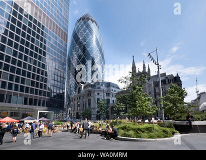 London, UK, August 2019 - zum Mittagessen in der Stadt, angenehmen Platz, wo die Arbeiter von Aviva Gebäude und St Mary Axe, und Lloyds Sonnenschein genießen Stockfoto