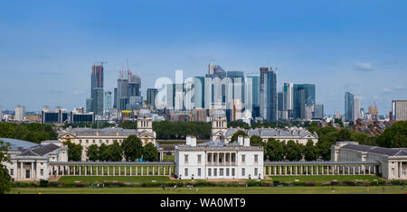 Stadt London, Vereinigtes Königreich, 6. August 2019: Skyline von London, Canary Wharf business center von Greenwich gesehen. Klassische Gebäude in den Vordergrund Stockfoto