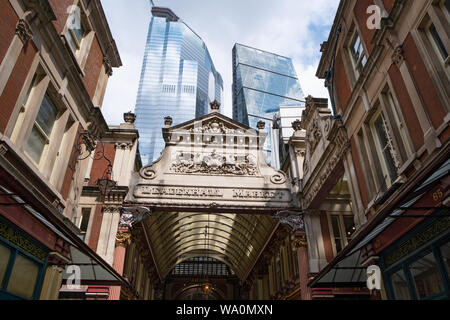 Leadenhall Market, viktorianische Architektur, umgeben von modernen Bürogebäuden der Londoner Finanzviertel Stockfoto