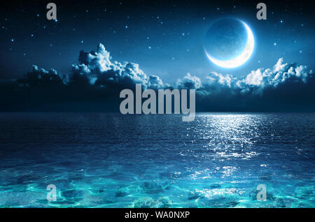 Romantischer Mond Auf See In Magic Night Stockfoto