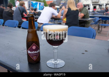 Sint Gillis Waas, Belgien, 3. August 2019, rot-braune Trappistenbier Westmalle. Die Menschen genießen das Bier während eines Festivals Stockfoto