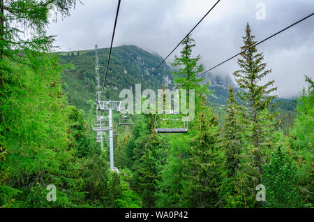 Skilift in die Berge. Stockfoto