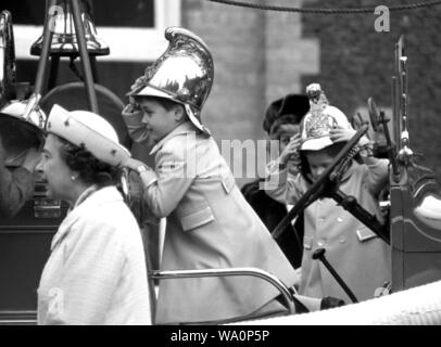 Königin Elizabeth II., Prinzessin Diana, Prinz William und Prinz Harry, auf einem alten Feuerwehrauto in Sandringham. Stockfoto