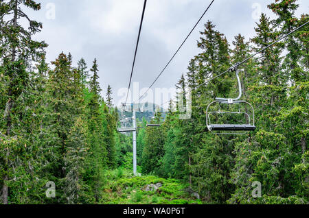 Skilift in die Berge. Stockfoto