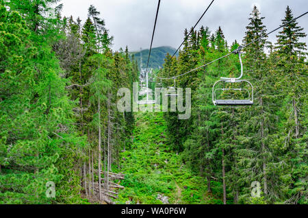 Skilift in die Berge. Stockfoto