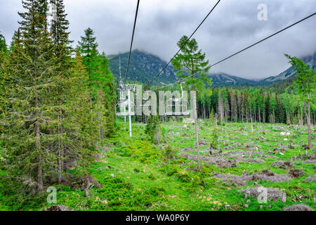 Skilift in die Berge. Stockfoto