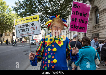 Anti-Brexit Mitkämpfer gekleidet wie Boris Johnson, der britische Premierminister in einem Clown Outfit außerhalb der Downing Street, Whitehall, London, UK Stockfoto