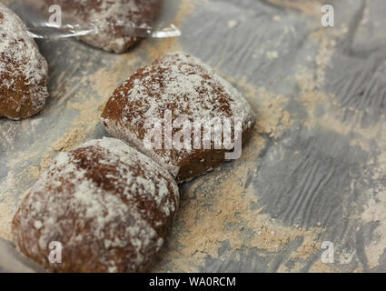 Frisch gebackene Brötchen auf Bäcker Fach Stockfoto