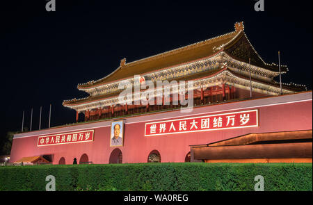 Peking, China - 4. Juni 2019: Das Tor des Himmlischen Friedens bei Nacht mit dem Portrait von Mao Zedongs am Eingang der Verbotenen Stadt in Peking C Stockfoto