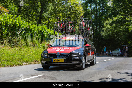 Bosdarros, Frankreich - Juli 19, 2019: Das Auto von weiblichen Team Sunweb Laufwerke in Bosdarros während La Kurs von Le Tour de France 2019 Stockfoto