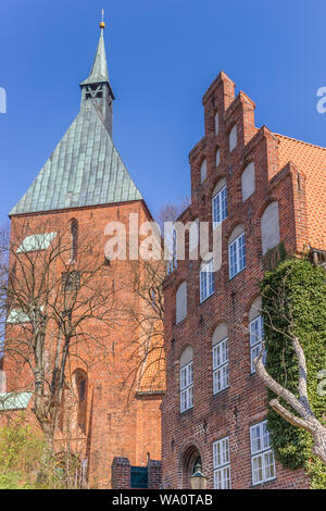 Rathaus und Kirche Turm in Molln, Deutschland Stockfoto