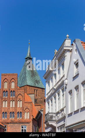 Die historischen Fassaden und den Kirchturm in Molln, Deutschland Stockfoto