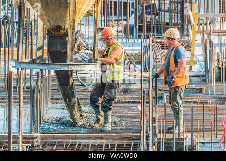 Kiew, Ukraine - August 13, 2019: Neues Gebäude im Bau und Baustelle eines Wohnhauses. Auf der Website, vorbereitende Arbeiten für Co Stockfoto