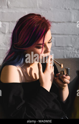 Schöne hipster girl Aufleuchten und Rauchen gemeinsam mit medizinischen Marihuana Stockfoto