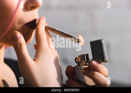 7/8-Ansicht von Mädchen und Rauchen gemeinsam mit medizinischen Marihuana Stockfoto