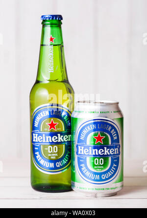 LONDON, Großbritannien - 27 April, 2018: Flasche und Aluminium können von Heineken Alkoholfreien Pilsener auf Holz- Hintergrund. Heineken ist das beliebteste Produkt von H Stockfoto