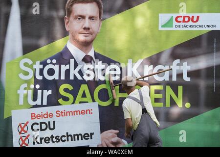 Dresden, Deutschland. 16 Aug, 2019. Ein Poster Aufkleber klebt in ein Wahlplakat mit Michael Kretschmer (CDU), Ministerpräsident von Sachsen. Das Plakat der sächsischen CDU für die Landtagswahl war danach präsentiert. Credit: Sebastian Kahnert/dpa-Zentralbild/dpa/Alamy leben Nachrichten Stockfoto