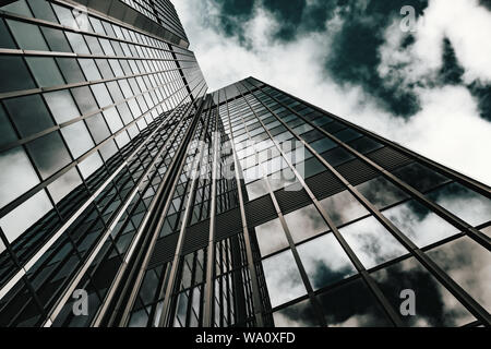 Glasoberfläche der Wolkenkratzer im Bezirk von Geschäftszentren. Schwarz und Weiß Stockfoto