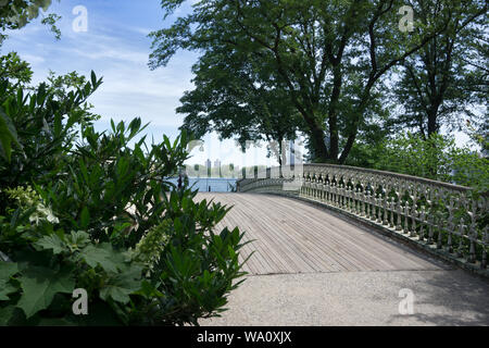 USA, New York City, Central Park, Fußgängerbrücke in der Nähe von Jacqueline Kennedy Onassis Reservoir, Juni 2019 Stockfoto