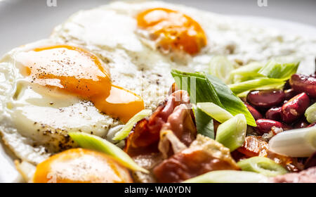 Englisches Frühstück mit Eiern, Speck, Bohnen und Zwiebel in iyoung weiße Platte Stockfoto