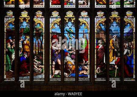 Anzeigen von Norwich Cathedral west Kirchenschiff Glasfenster aus der Helter Skelter, installierte o Menschen erlauben zu "sehen es anders'. Stockfoto