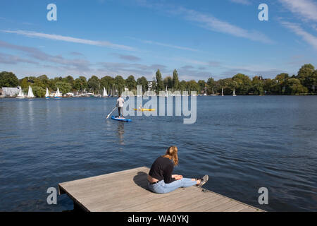 Stand up paddleboarder auf der Außenalster, Hamburg, Deutschland Stockfoto