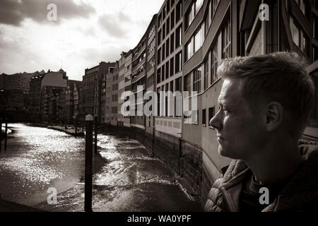 Porträt eines Touristen, der in der Speicherstadt in Hamburg, Deutschland Stockfoto