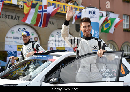 Zlin, Tschechische Republik. 16 Aug, 2019. L-R Ross Whittock und Chris Ingram (beide Großbritannien) mit Skoda Fabia R5 Rally Car eine Eröffnungsfeier des Barum Czech Rally Zlin teilnehmen, in der Intercontinental Rally Challenge (IRC), am 16. August 2019 in Zlin, Tschechische Republik. Credit: Dalibor Gluck/CTK Photo/Alamy leben Nachrichten Stockfoto