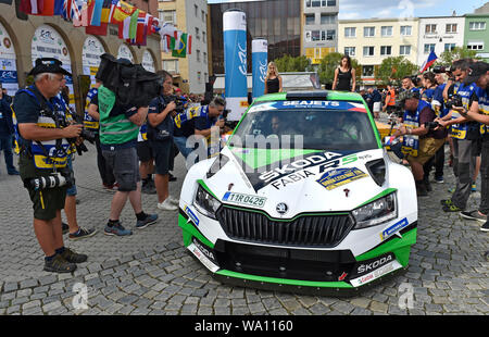 Zlin, Tschechische Republik. 16 Aug, 2019. Pavel Dresler und Jan Kopecky (beide Tschechien) mit Skoda Fabia R5 Evo Rally Car eine Eröffnungsfeier des Barum Czech Rally Zlin teilnehmen, in der Intercontinental Rally Challenge (IRC), am 16. August 2019 in Zlin, Tschechische Republik. Credit: Dalibor Gluck/CTK Photo/Alamy leben Nachrichten Stockfoto