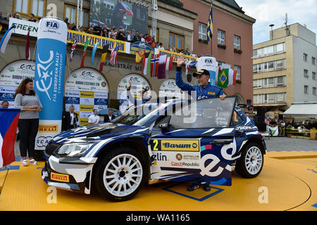 Zlin, Tschechische Republik. 16 Aug, 2019. L-R Daniel Dymurski und Lukasz Habaj (beide Polen) mit Skoda Fabia R5 Rally Car eine Eröffnungsfeier des Barum Czech Rally Zlin teilnehmen, in der Intercontinental Rally Challenge (IRC), am 16. August 2019 in Zlin, Tschechische Republik. Credit: Dalibor Gluck/CTK Photo/Alamy leben Nachrichten Stockfoto