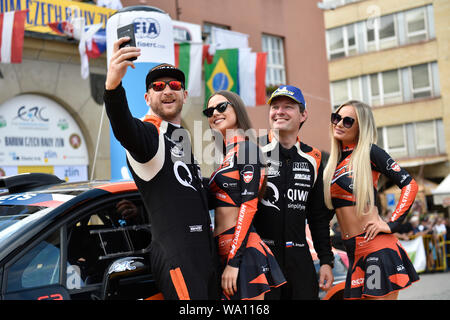 Zlin, Tschechische Republik. 16 Aug, 2019. L-R Aleksey Lukyanuk und Aleksey Arnautov (beide Russland) mit Citroen C3 R5 Rally Car eine Eröffnungsfeier des Barum Czech Rally Zlin teilnehmen, in der Intercontinental Rally Challenge (IRC), am 16. August 2019 in Zlin, Tschechische Republik. Credit: Dalibor Gluck/CTK Photo/Alamy leben Nachrichten Stockfoto