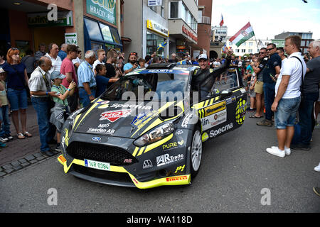 Zlin, Tschechische Republik. 16 Aug, 2019. Mattias Adielsson und Andreas Johansson (Schweden) durch Ford Fiesta R5 Rally Car eine Eröffnungsfeier des Barum Czech Rally Zlin teilnehmen, in der Intercontinental Rally Challenge (IRC), am 16. August 2019 in Zlin, Tschechische Republik. Credit: Dalibor Gluck/CTK Photo/Alamy leben Nachrichten Stockfoto