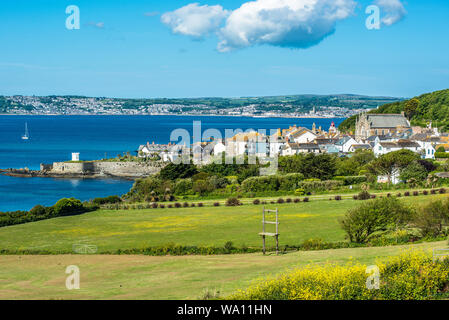 Die charaktervollen Dorf Marazion (St Michael's Mount) mit am Horizont Penzance, Cornwall, England, Großbritannien. Stockfoto