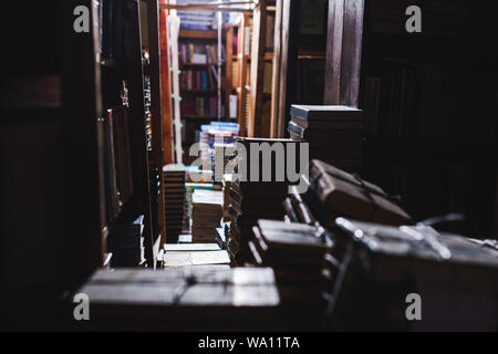 Selektiver Fokus der vintage Bücher in den Regalen der Bibliothek Stockfoto
