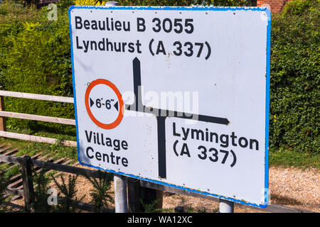 Wegweiser an der Brockenhurst Kreuzung, die im August nach Beaulieu, Lyndhurst, Lymington und Village Center im New Forest, Hampshire, Großbritannien führt Stockfoto