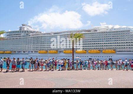 Der größte Liner in der Welt ist eine US-amerikanische Stolz, ist es gerade bei Charlotte Amalie St. Thomas in der Karibik Inseln angedockt hat. Stockfoto