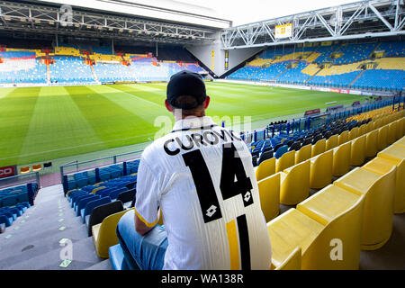 Arnheim, Niederlande. 16 Aug, 2019. Arnheim, 16-08-2019, GELREDOME, Saison 2019/2020, niederländischen Eredivisie, Supporter mit Retro Shirt mit Zahl 14 Dejan Curovic Credit: Pro Schüsse/Alamy leben Nachrichten Stockfoto