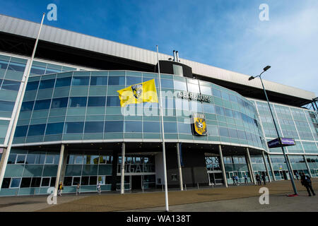 Arnheim, Niederlande. 16 Aug, 2019. Arnheim, 16-08-2019, GELREDOME, Saison 2019/2020, niederländischen Eredivisie, Vitesse Flagge Halbmast vor dem Stadion GelreDome Credit: Pro Schüsse/Alamy leben Nachrichten Stockfoto