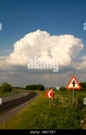 Der Weg zum Dorf neben dem Feld und viele Schilder und Zeichen, selektiven Fokus Stockfoto