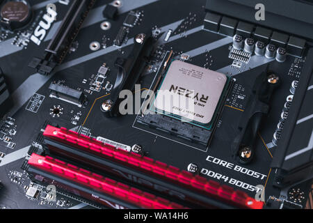 Valencia, Spanien - 12. August 2019: AMD Ryzen 3700 x Prozessor im X570 Motherboard socket. Neue Zen 2, 7 Nanometer desktop-CPUS von AMD. Sehr beliebt 3. Stockfoto