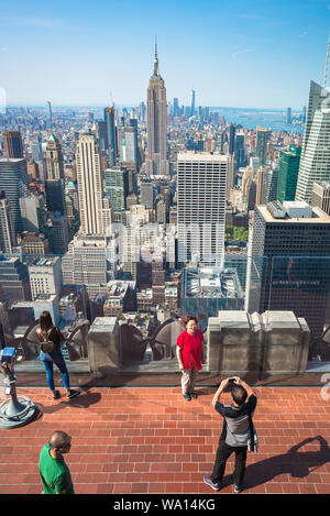 Touristen aus New York City, Blick auf Touristen in Midtown Manhattan, die auf der Aussichtsplattform Rockefeller Center Top of the Rock, New York City USA, stehen Stockfoto