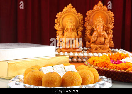 Skulptur von Lakshmi und Ganesha Stockfoto