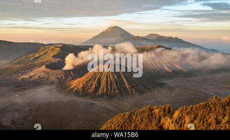 Mount Bromo bei Sonnenaufgang, der Insel Java (Indonesien) Stockfoto