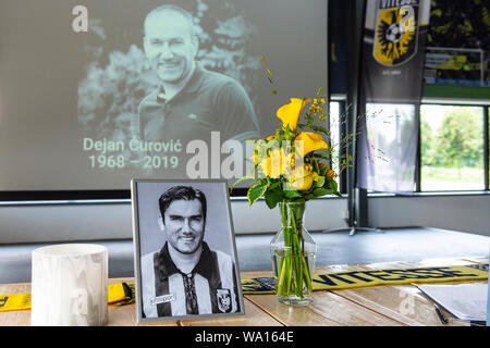 Arnheim, Niederlande. 16 Aug, 2019. Arnheim, 16-08-2019, GELREDOME, Saison 2019/2020, niederländischen Eredivisie, Hommage an Dejan Curovic im Supportershome von Vitesse Credit: Pro Schüsse/Alamy leben Nachrichten Stockfoto